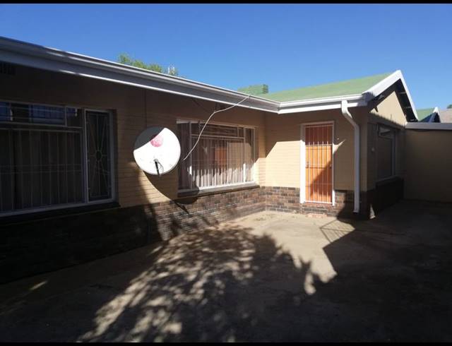 16 BEDROOM HOUSE FOR SALE IN UNIVERSITAS